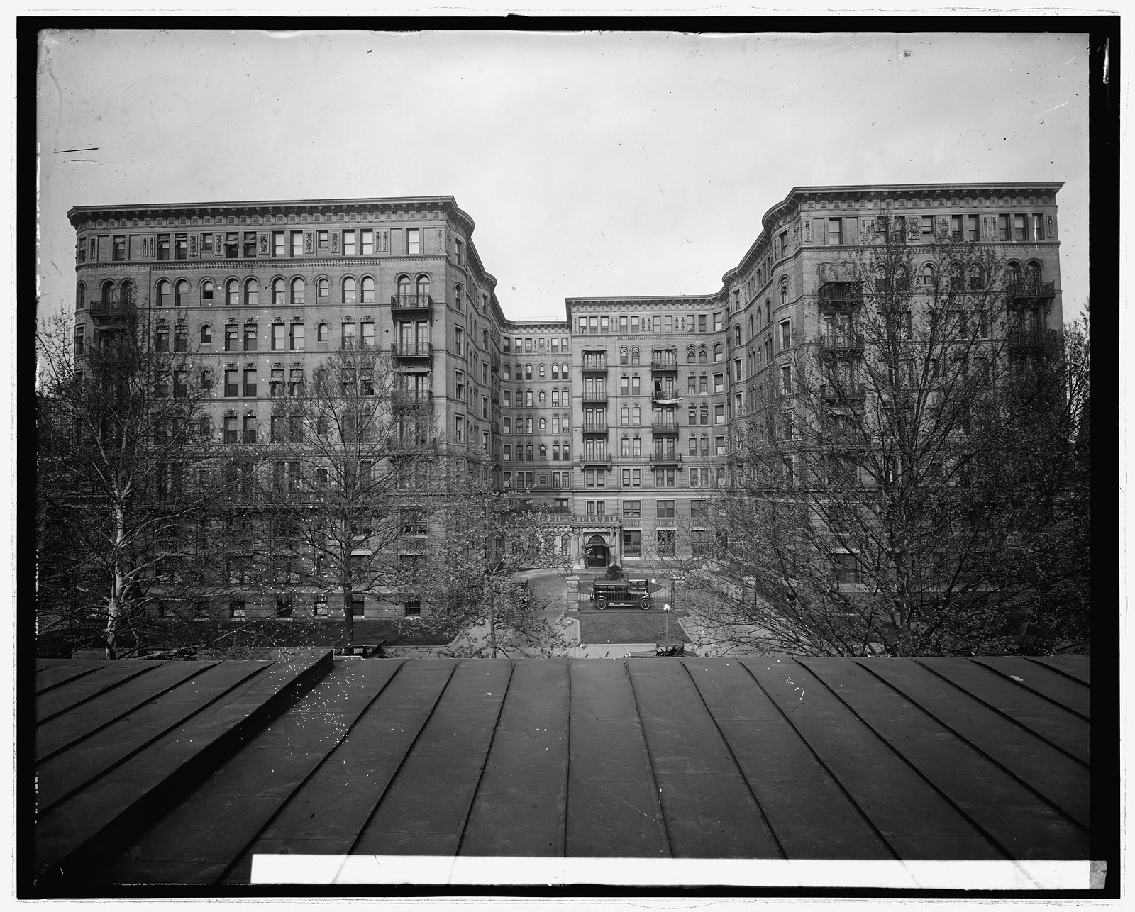 Stoneleigh Court, [L St., N.W., Washington, D.C.], [between 1910 and 1926] — historic photograph