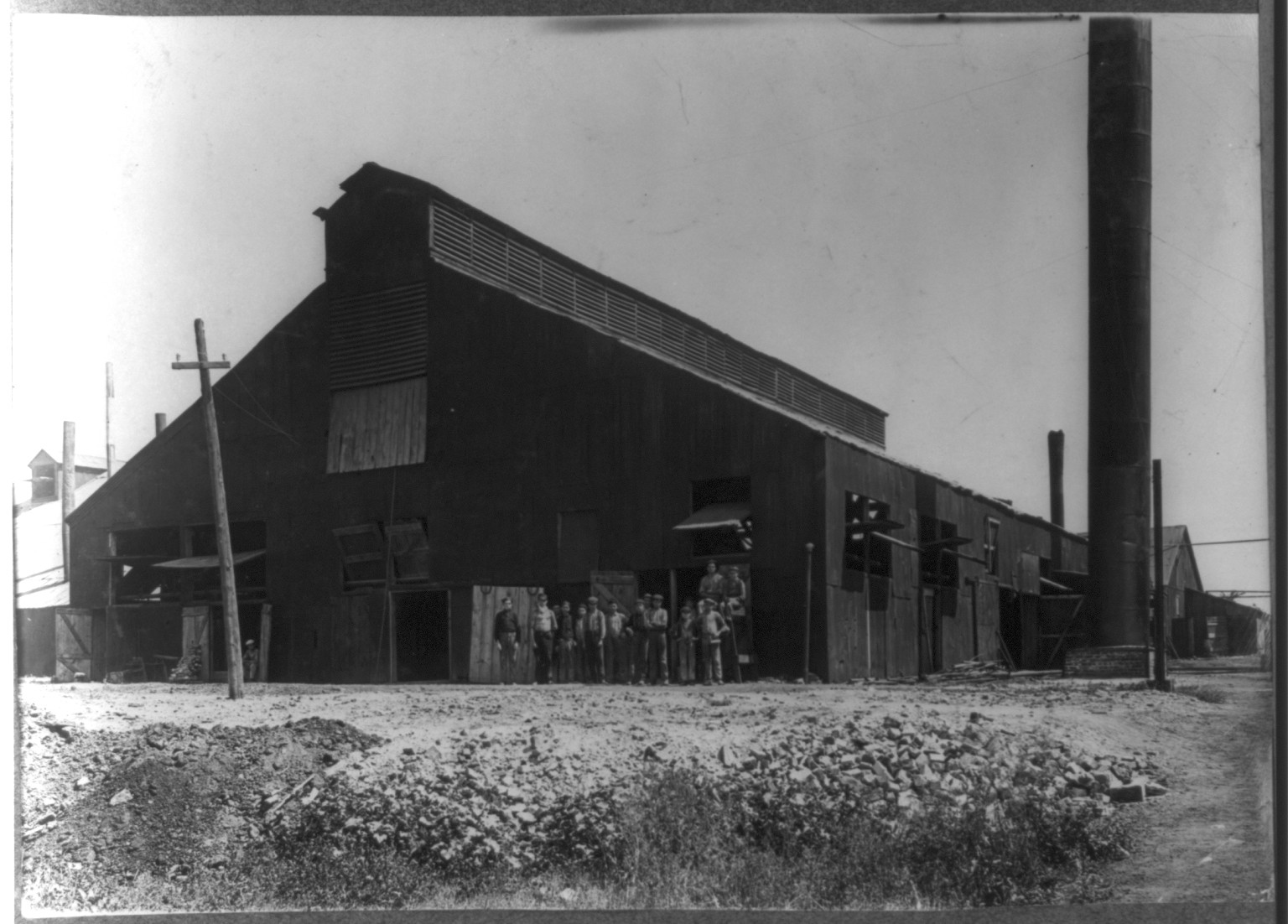 An Indiana Glass Works and some of its workers. Location: Indiana., 1908 August. — historic photograph