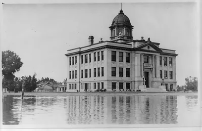 [Rosebud County Court House, Forsyth, Mont., surrounded by flood waters]