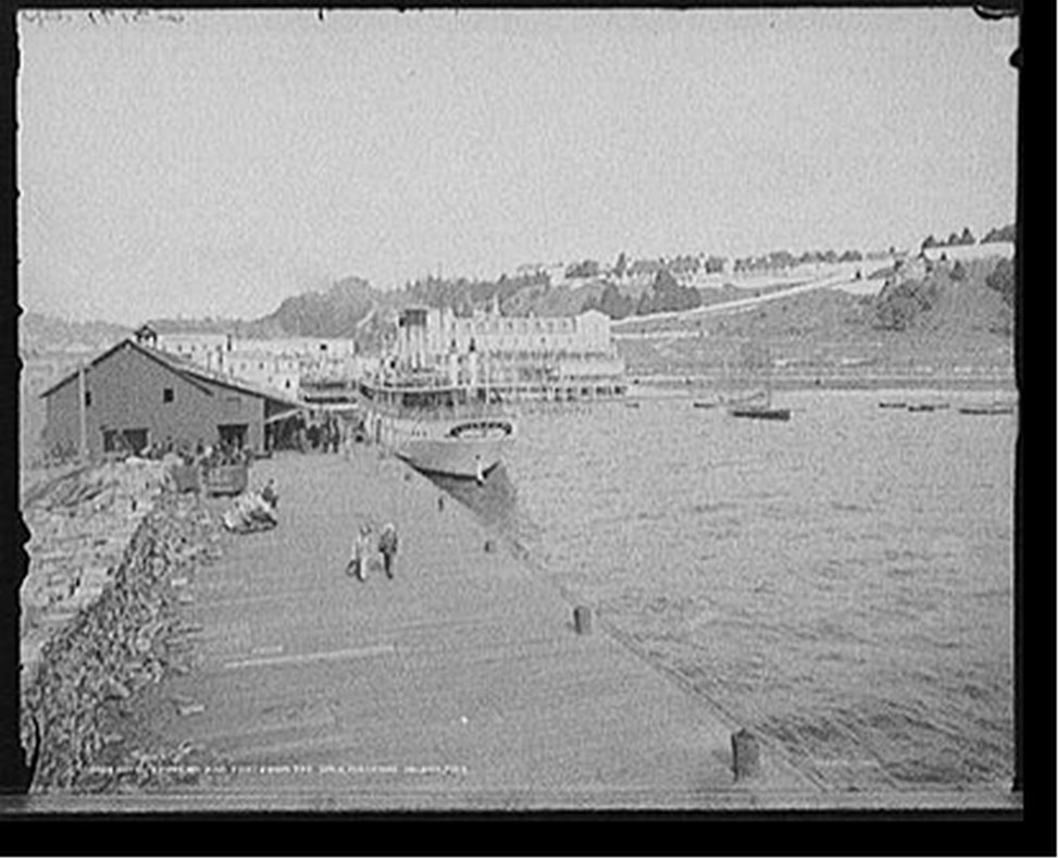Hotel Chippewa and fort [i.e. Fort Mackinac] from the dock, Mackinac Island, Mich., c[1906] — historic photograph