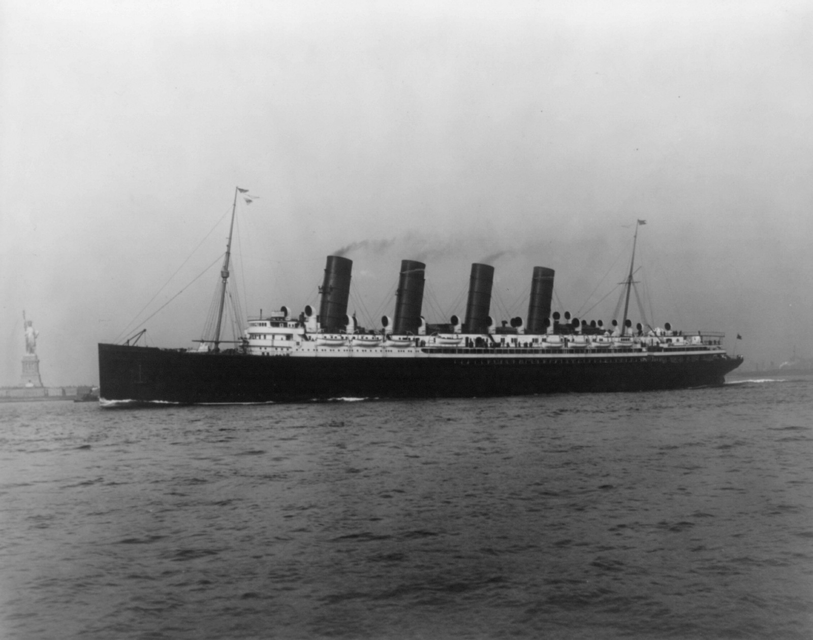 S.S. Mauretania and Statue of Liberty in Background, 1909 — historic photograph