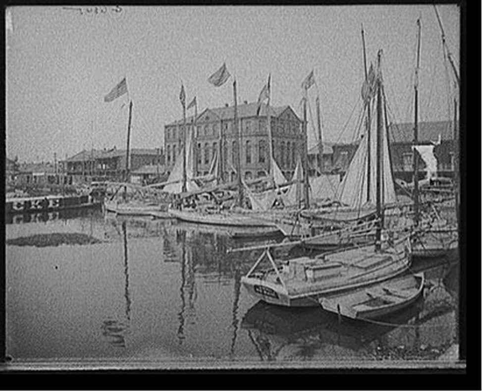 [Oyster and charcoal luggers in the old basin, New Orleans, La.], [ca. 1910] — historic photograph