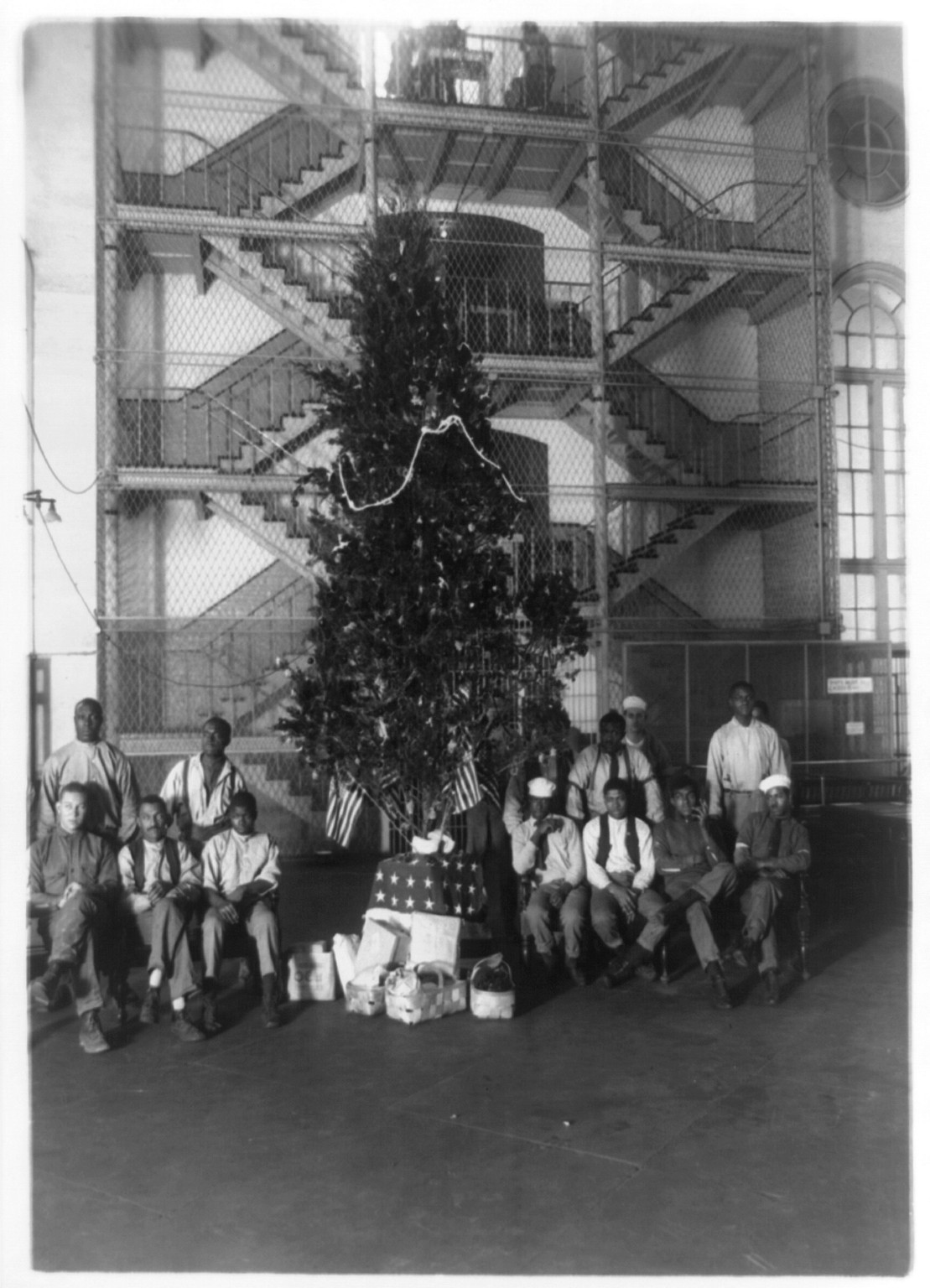 Christmas tree at the District Jail, Washington, D.C. and some of the prisoners, [between 1909 and 1932] — historic photograph