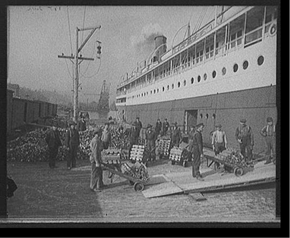 Loading copper on steamer, Houghton, Mich., c1905. — historic photograph