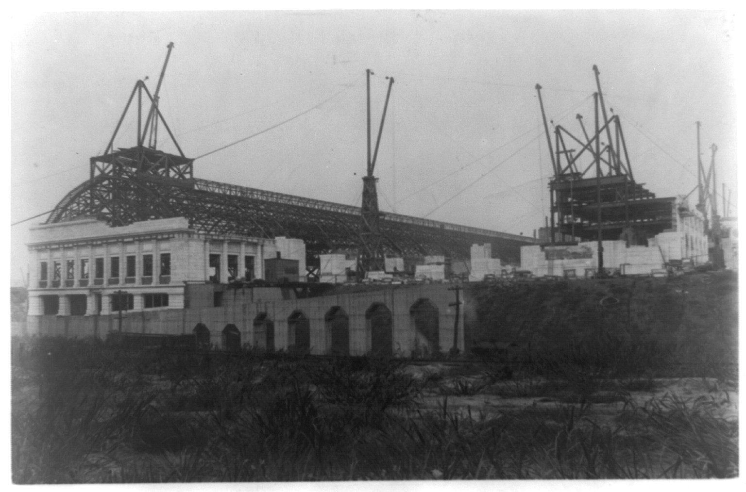 [Union Station, Wash., D.C.: west end, showing erection of last steelwork in concourse roof], [ca. 1906] — historic photograph