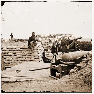 Yorktown Virginia (vicinity). Federal soldiers in Confederate battery (protected wi