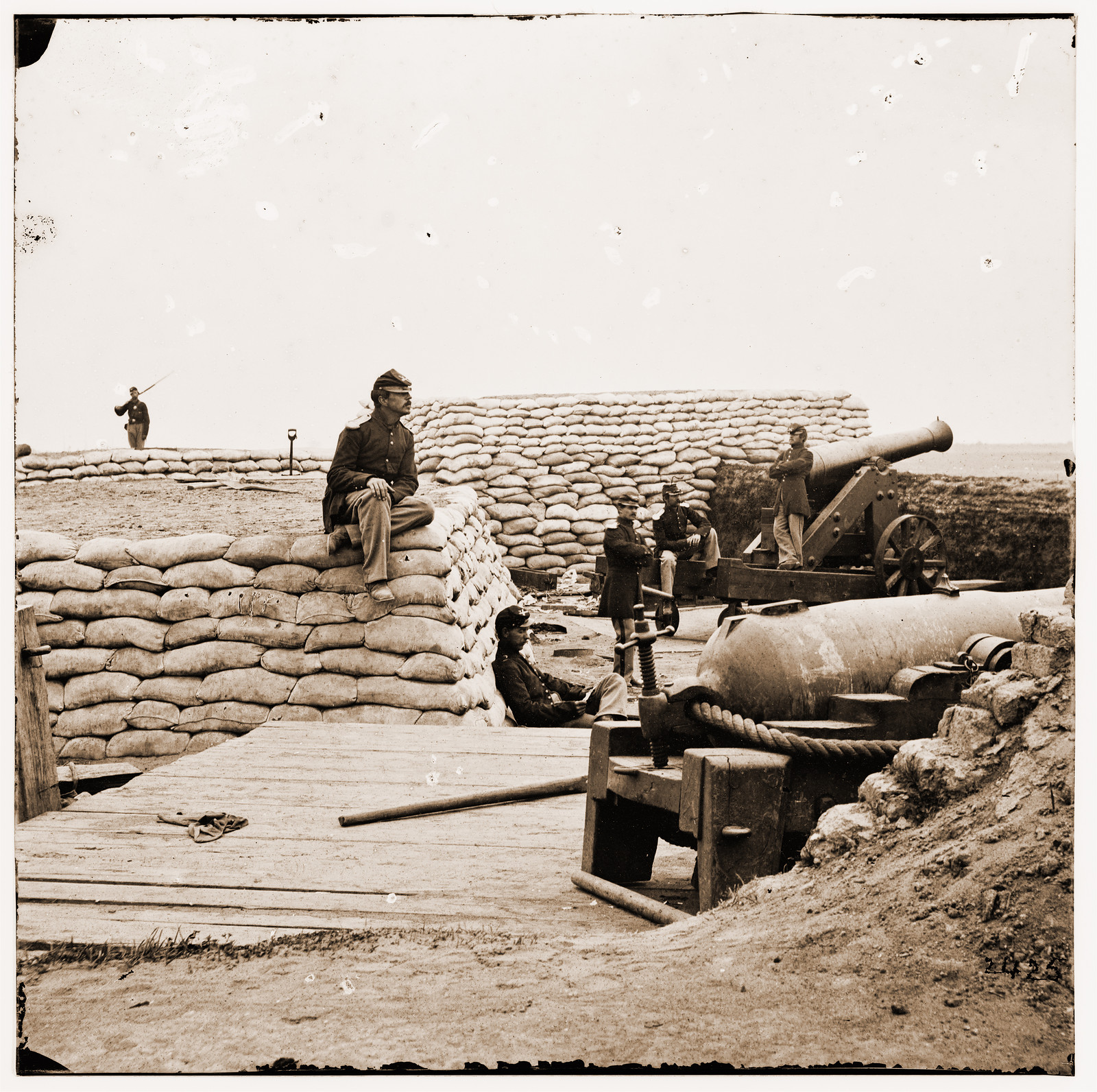 Yorktown Virginia (vicinity). Federal soldiers in Confederate battery (protected wi, 1861 — historic photograph