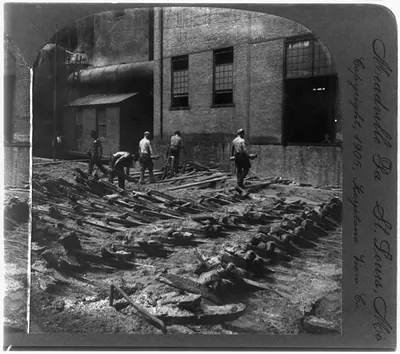 Carrying away and loading the pigs (pig iron), blast furnace, Pittsburg, Pa.