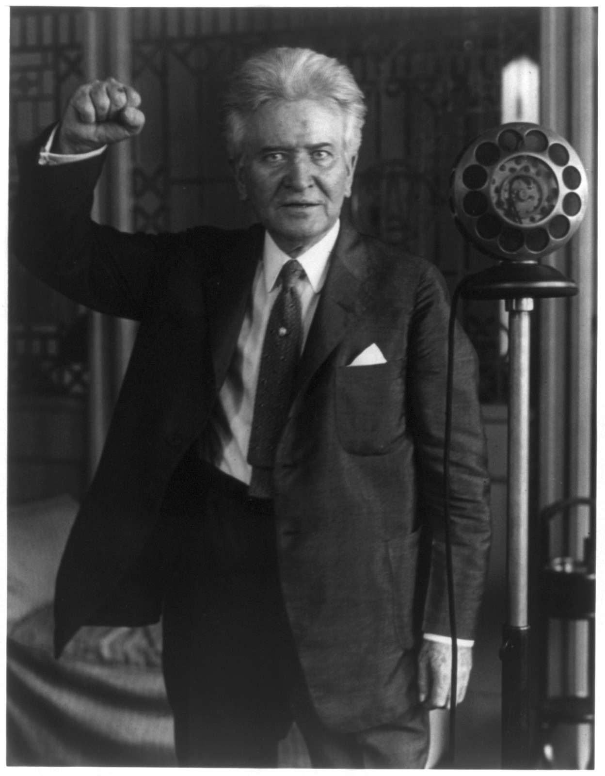 [Robert Marion LaFollette, 1855-1925, in characteristic fighting Bob" oratorical posture 1924]", 1 photographic print. — historic print