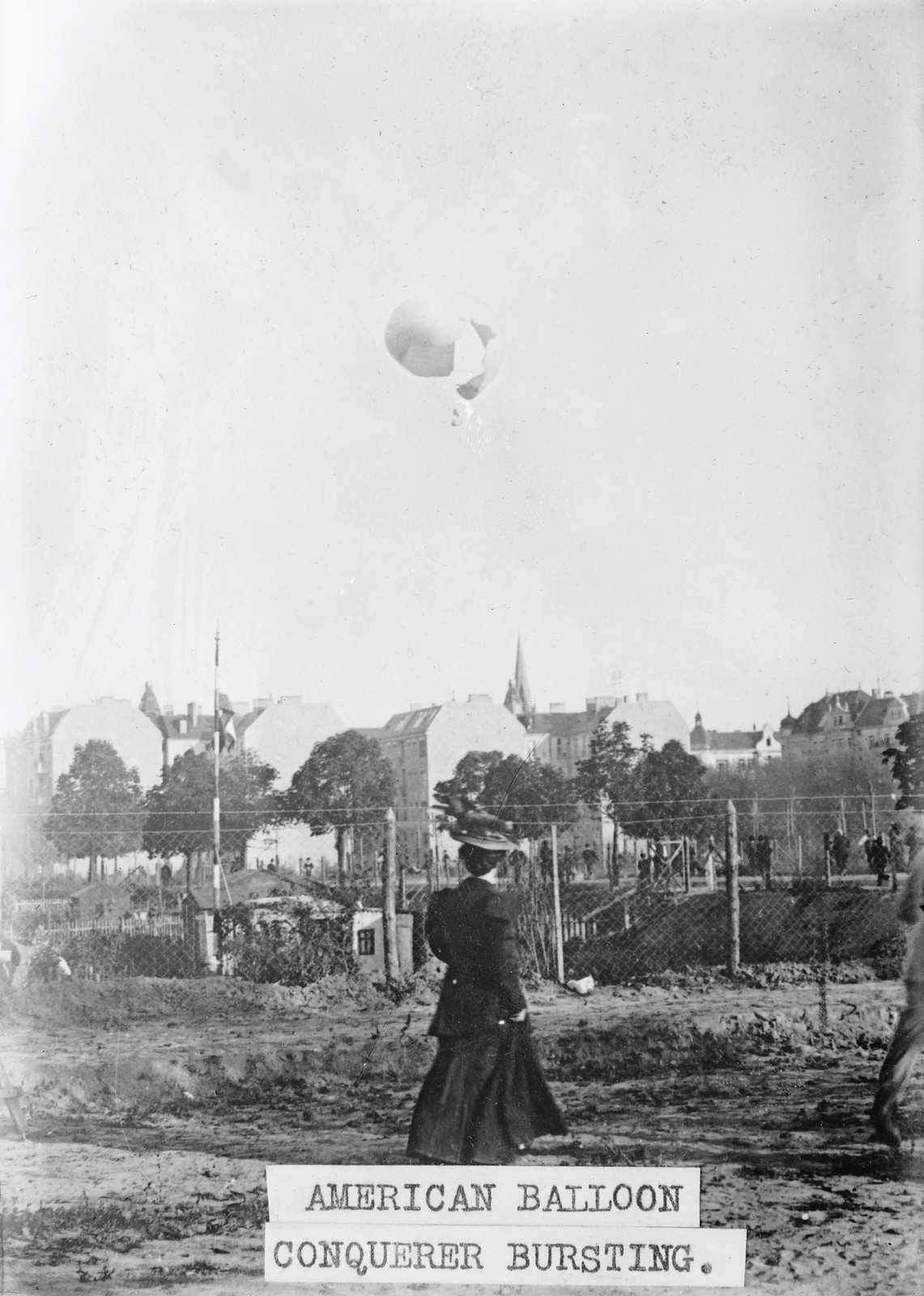 Balloon race, American balloon "Conqueror" bursting aloft, Berlin, 1908 — historic photograph