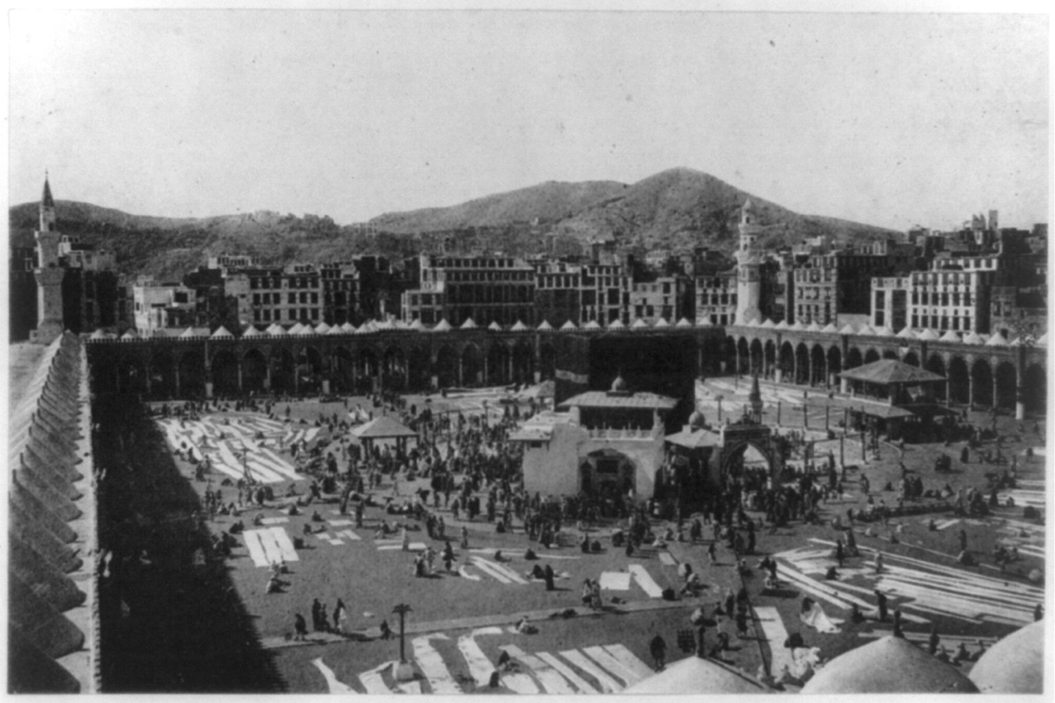 Mekka. Ansicht der heiligen Moschee vom Ostminaret. Im Vordergrund das Zemezemhaus, dahinter die Ka'ba, [ca. 1914] — historic photograph