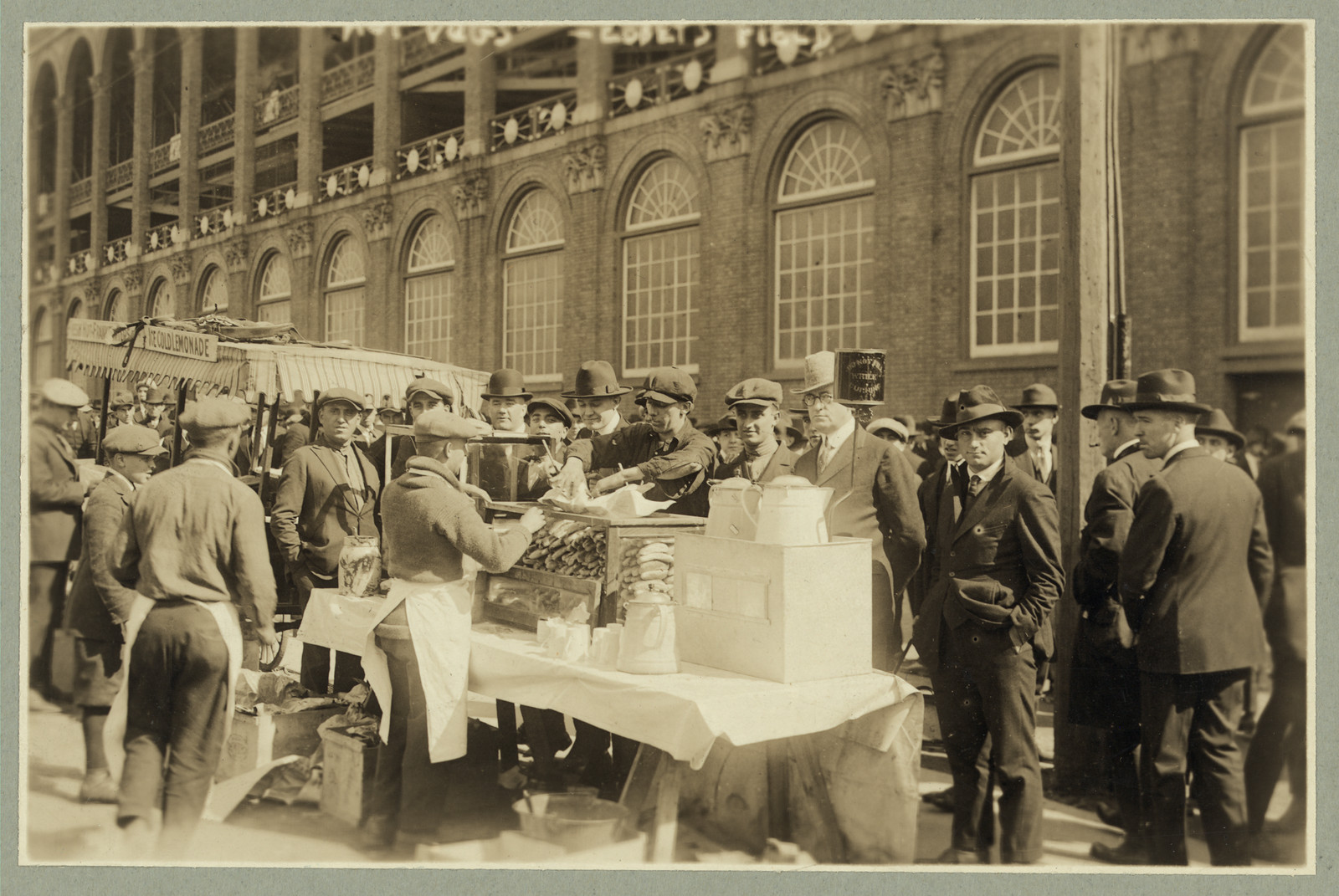 Baseball fans--Hot dogs" for fans waiting for gates to open at Ebbets Field 1920", 1920 Oct. 6. — historic image