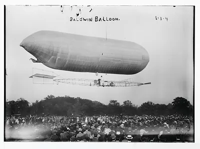 Baldwin balloon (dirigible), in flight over spectators