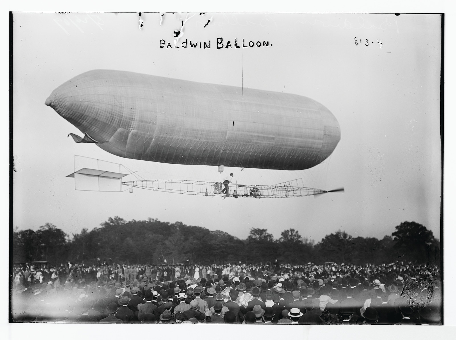 Baldwin balloon (dirigible), in flight over spectators, 5/26/09. — historic photograph