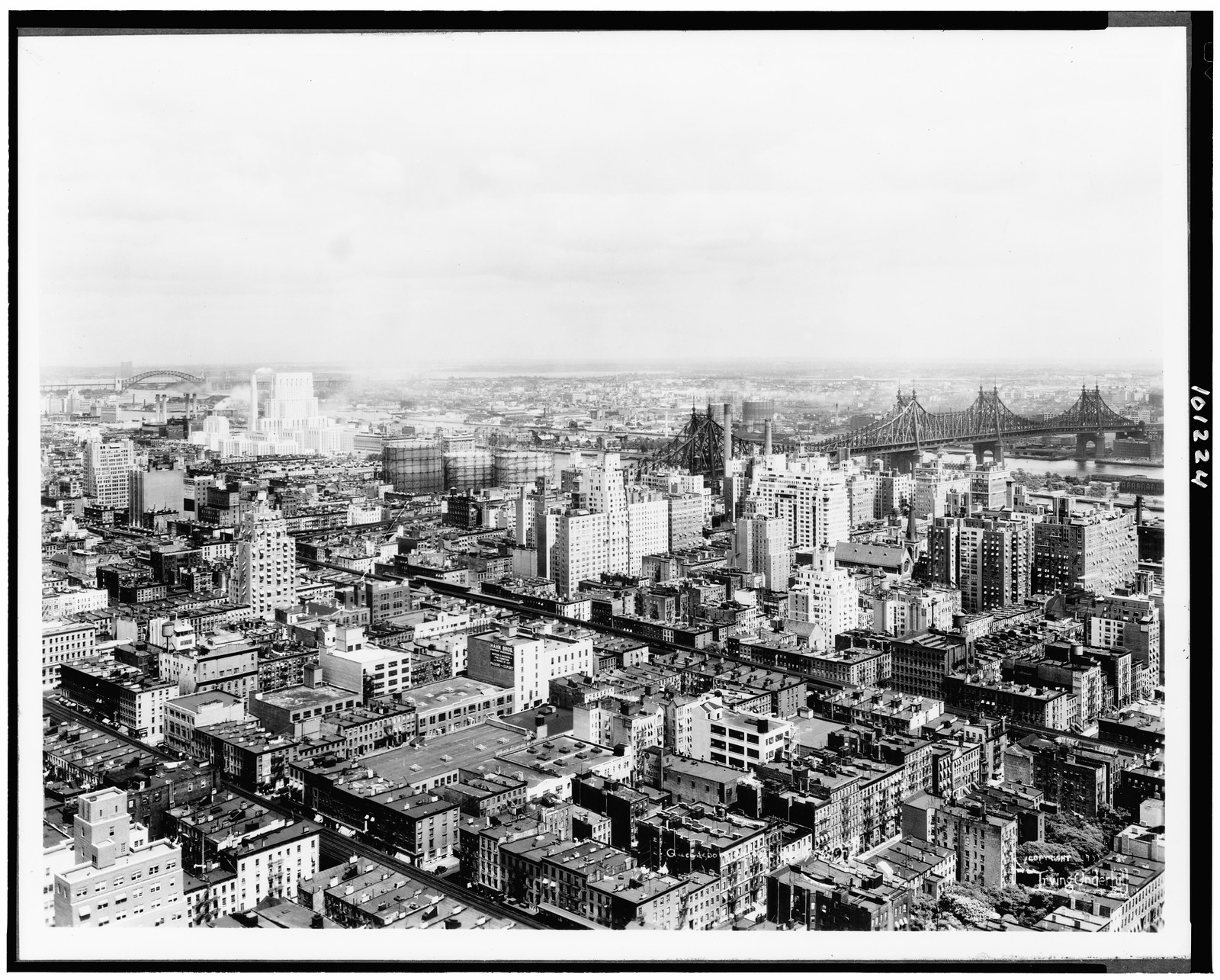 [Bird's-eye view of New York City, with the 59th Street (Queensboro) Bridge in the background] — historic photograph
