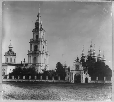 Kostroma. Uspenskīi sobor i vkhod v nego