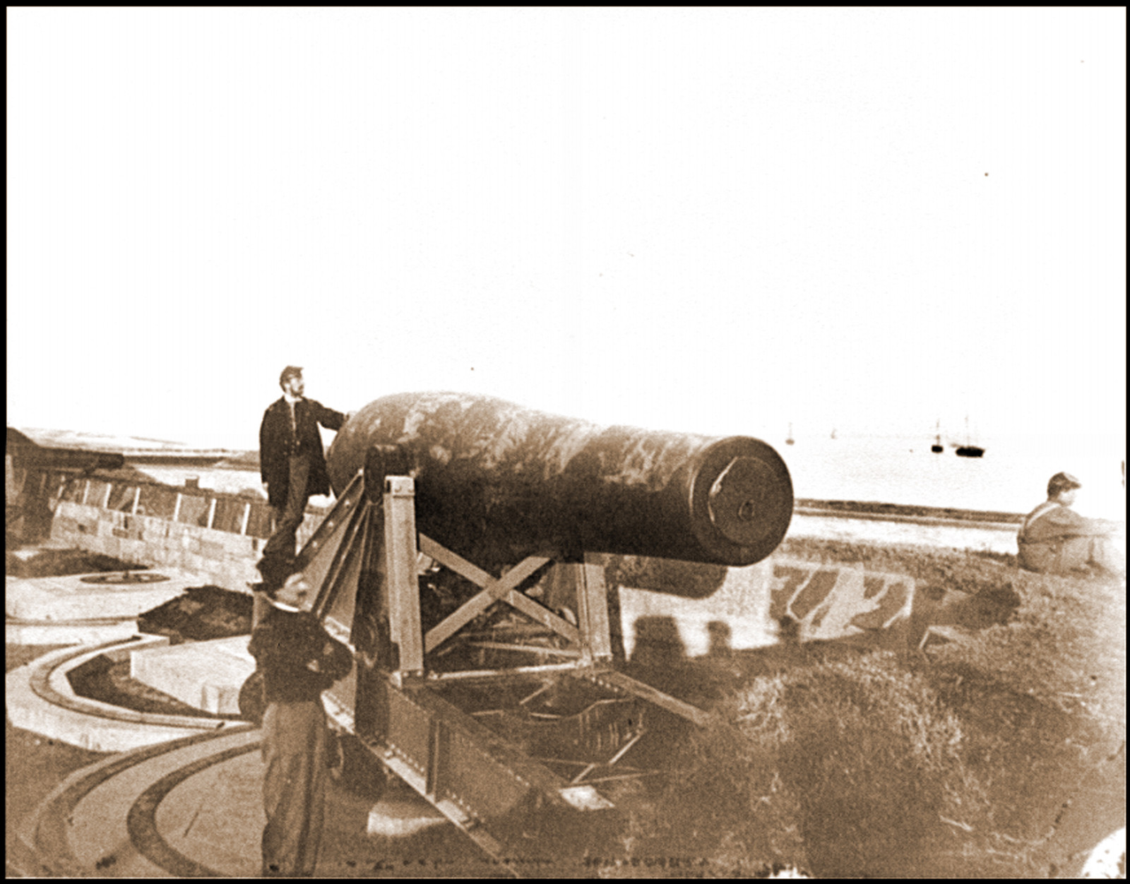 Fort Monroe Va. The Lincoln Gun a 15-inch Rodman Columbiad, 1864 — historic photograph