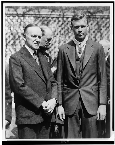 Lindbergh receives the Congressional Medal of Honor from President Coolidge