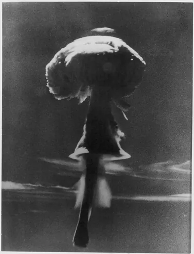 Third British H-bomb explosion in the Christmas Island area [mushroom cloud]