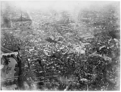 [Grand Balloon... de Mr. Henry Giffard, 1878 - High aerial view of Paris from Balloon]