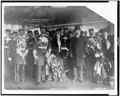 [Theodore Roosevelt posed standing with group including Prince Henry of Prussia on his visit]