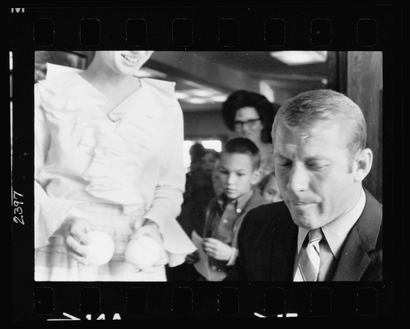 [Mickey Mantle signing autographs at his Dallas, Texas, restaurant] / Thomas R. Koeniges. — historic photograph