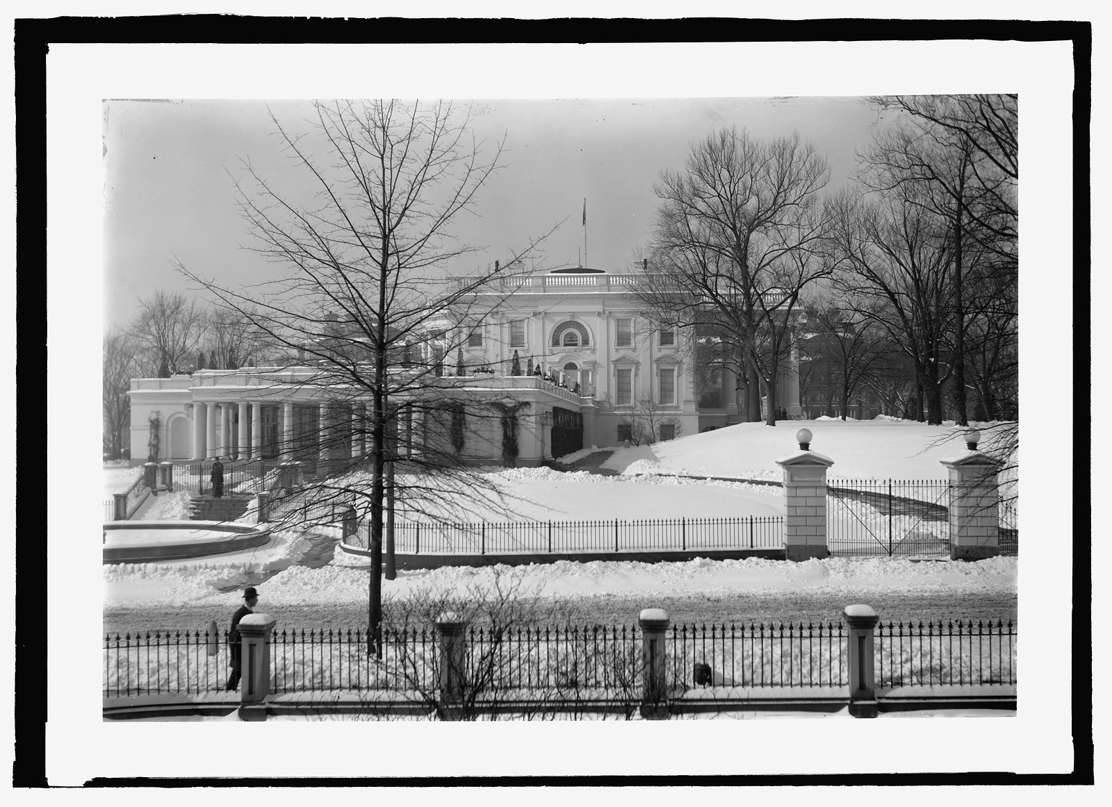 East entrance White House, [between 1909 and 1923] — historic photograph