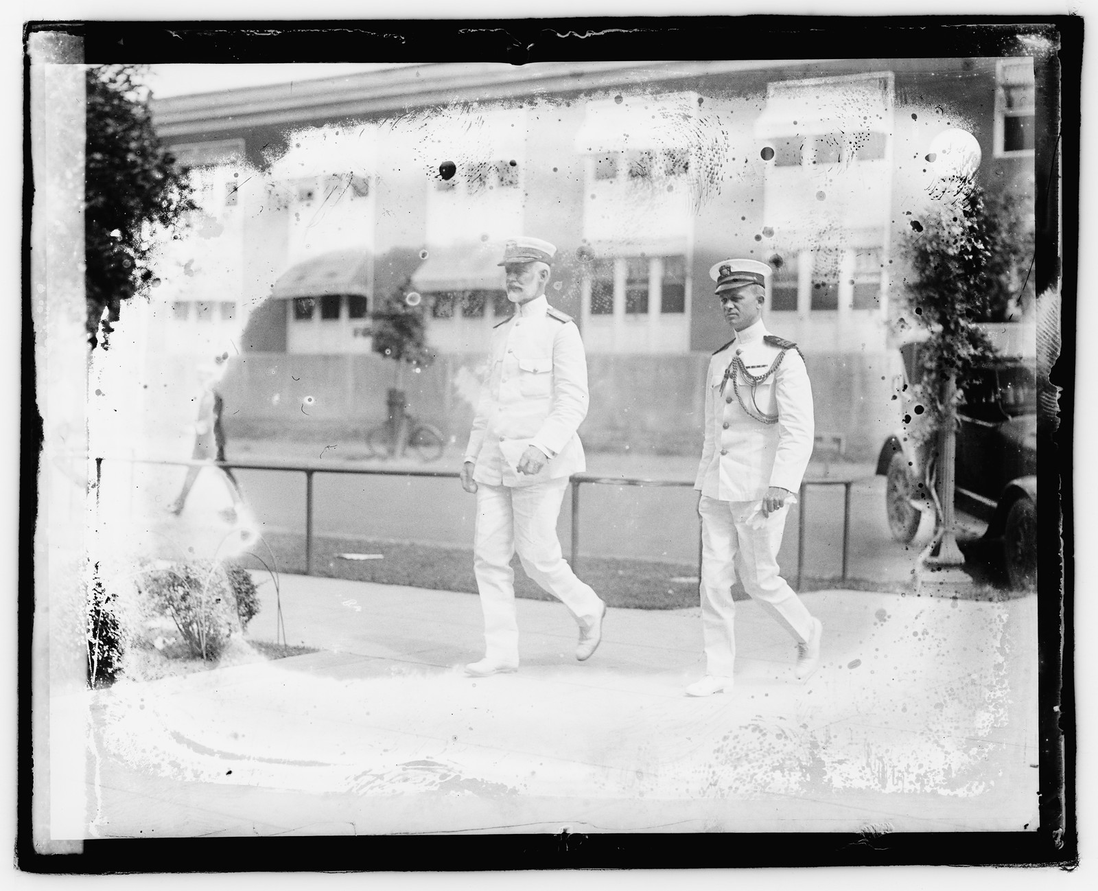 Admil. Sims & aide, 6/23/21, [19]21 June 23. — historic photograph