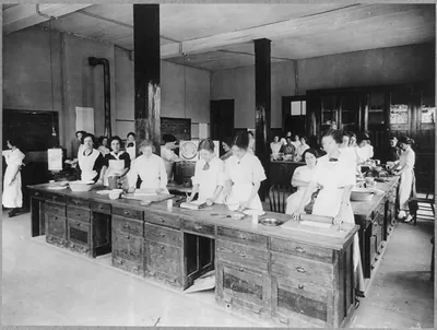 [Home economics classes]: Class of girls rolling pastry, New Orleans, La.