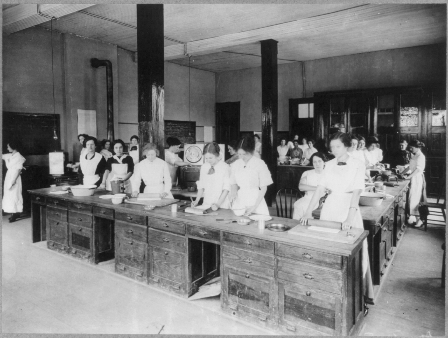 [Home economics classes]: Class of girls rolling pastry, New Orleans, La., [no date recorded on caption card] — historic photograph