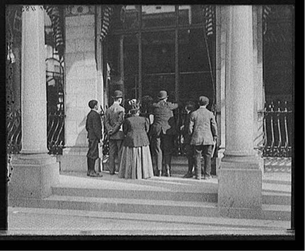 [Watching the Herald presses, Herald Building, New York, N.Y.], [between 1900 and 1910] — historic photograph