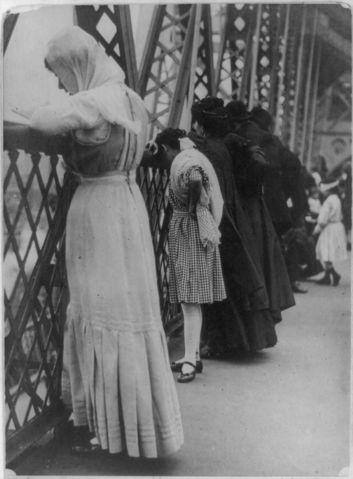 [Jews praying on Williamsburg Bridge, New York City, on New Year's Day], [1909] — historic photograph