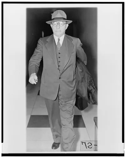 [William Fox, full-length portrait, facing front, leaving the U.S. District Court in Philadelphia]