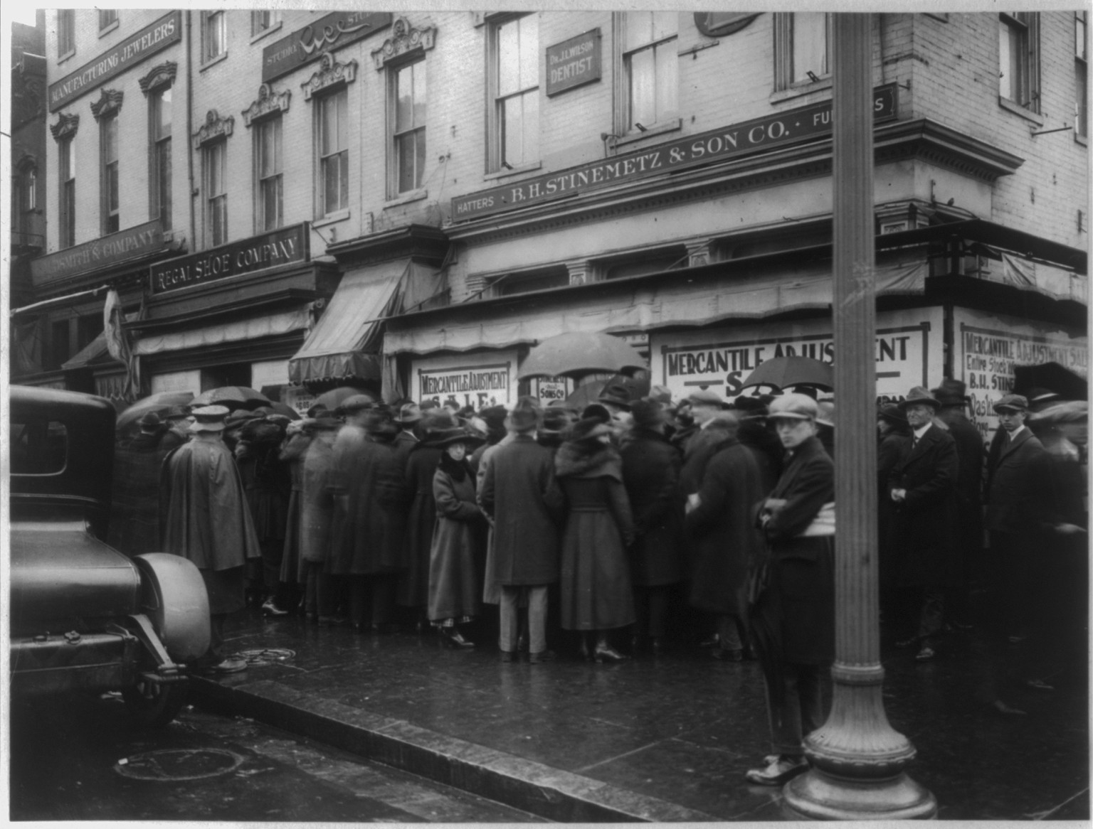 Crowd at B.H. Stinemetz & Son Co., Washington, D.C., during a sale, [ca. 1921] — historic photograph