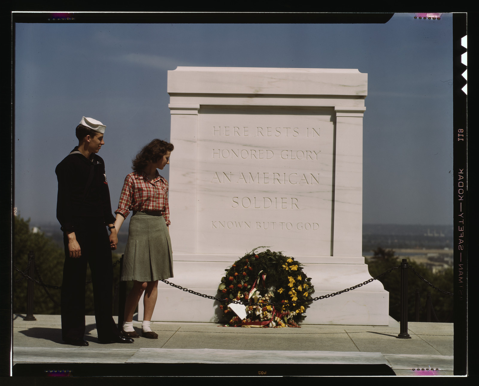 Sailor and woman at the Tomb of the Unknown Soldier — historic image