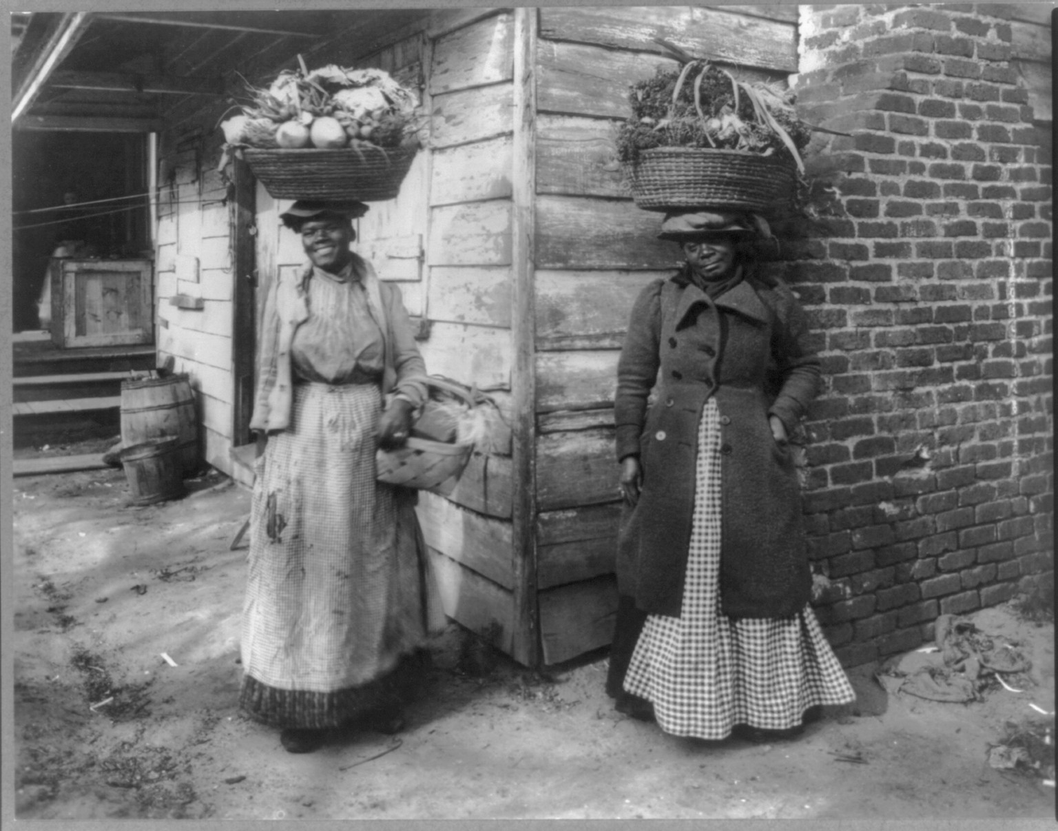 [South Carolina. Charleston. African American women carrying baskets of vegetables on their heads] — historic photograph