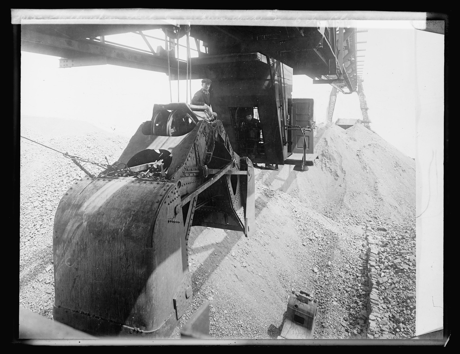 Northwestern Fuel Co. superior dock #2 6 ton clam, [between 1916 and 1917] — historic photograph