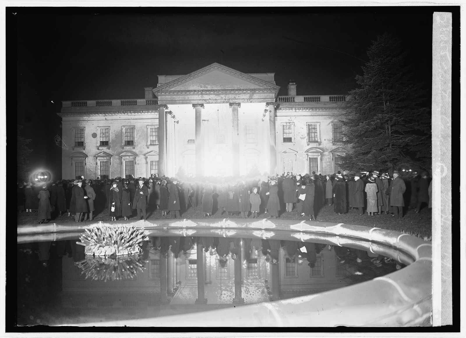 Night crowd at the White House with a Christmas wreath — historic image