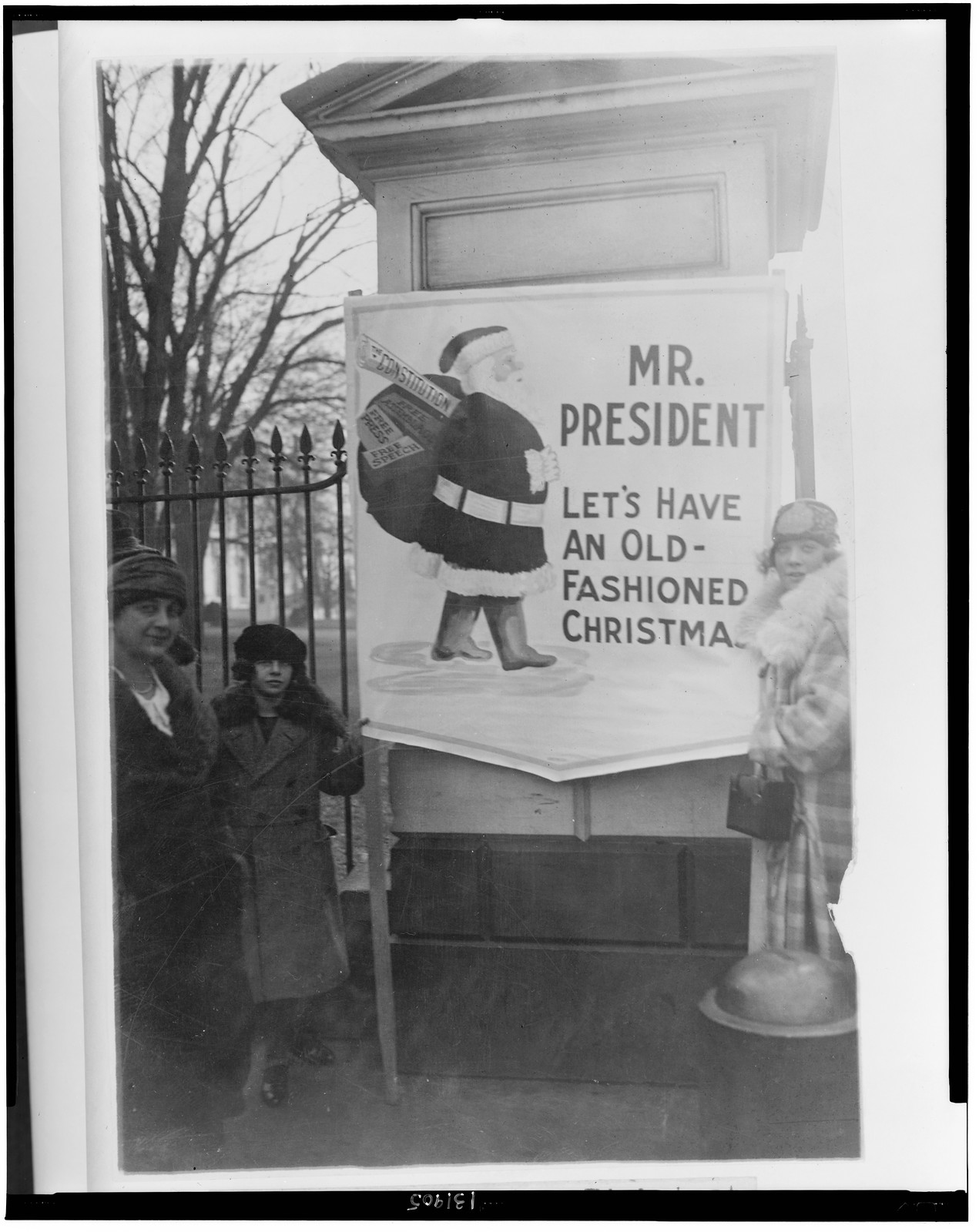 A political amnesty picket at the White House today, 1922 Dec. 22. — historic photograph