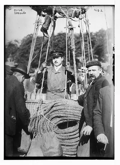 Balloonist Oscar Erbslöh in basket holding ropes