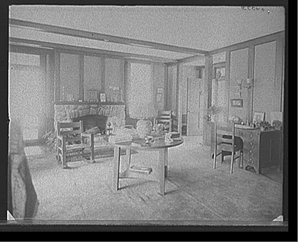 [Suburban home of Mrs. Robert Hoe Jr., living room, Port Washington, New York], [between 1900 and 1910] — historic photograph