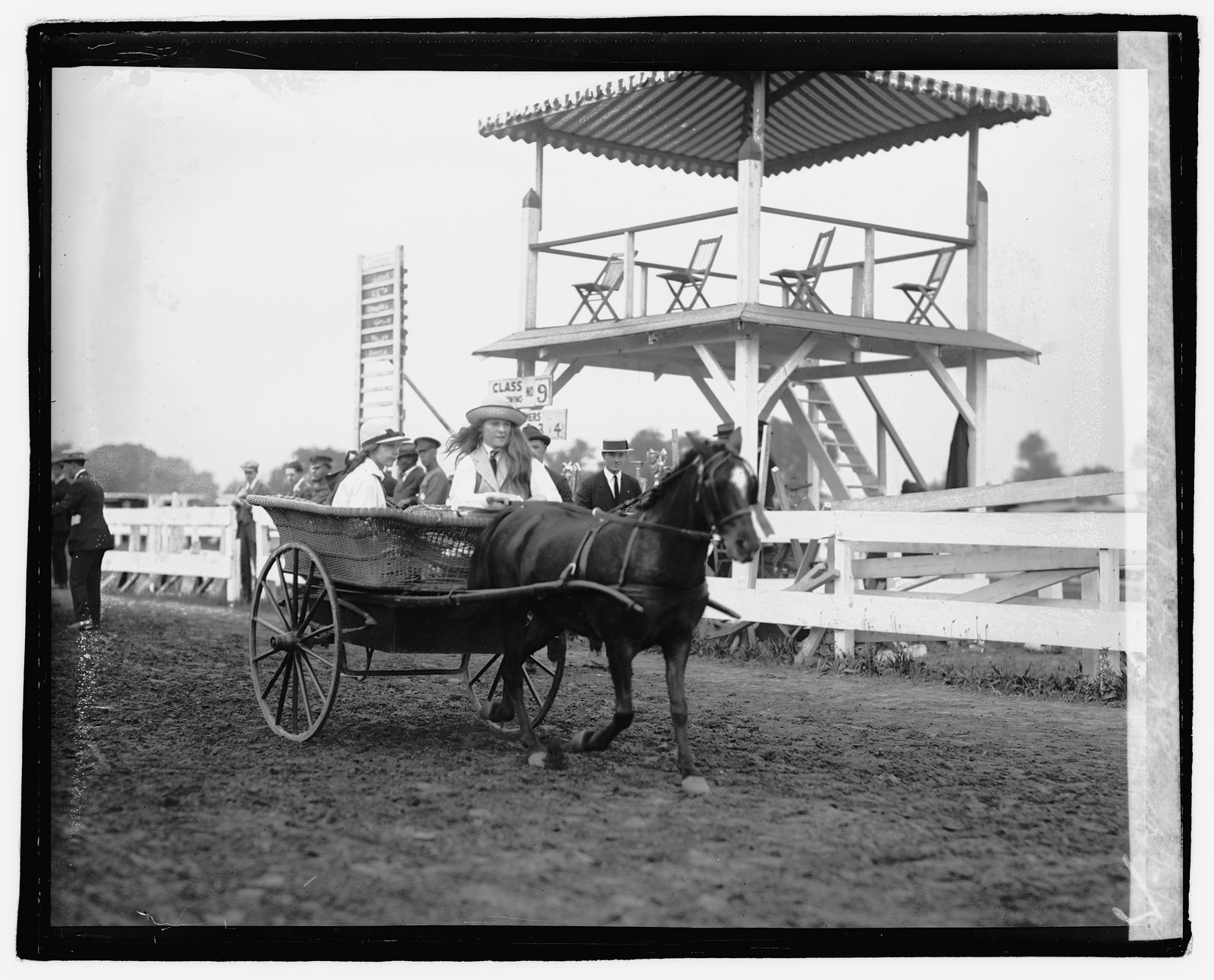 Evelyn Waeller & Katrina McCormick, 5/13/22, [19]22 May 13. — historic photograph