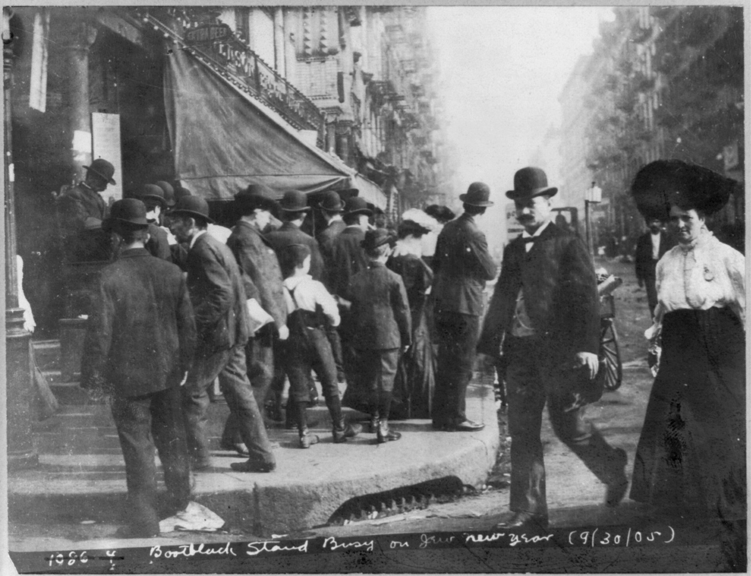 Jewish life - Bootblack stand, busy on Jewish New Year, Sept. 1905, 1905 — historic photograph
