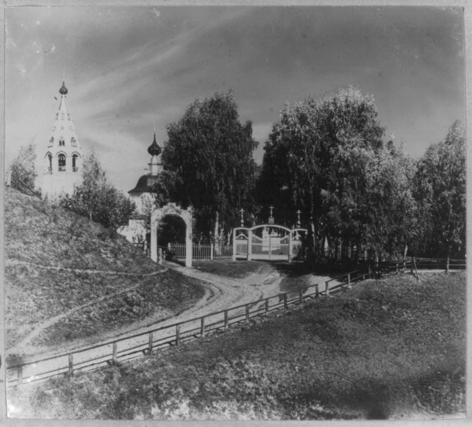 Vkhod v Uspenskīi monastyr' v g. Plesie — historic photograph