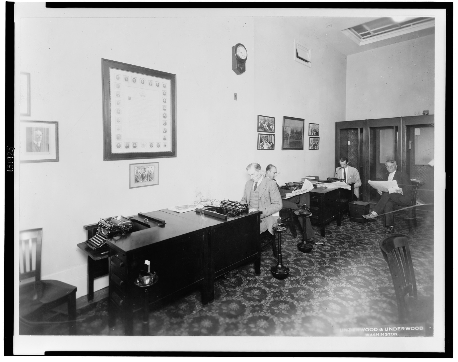 [Whi]te House correspondents get new [he]adquarters at Executive Offices / Underwood & Underwood, Washington., 1929 Sept. 27. — historic photograph