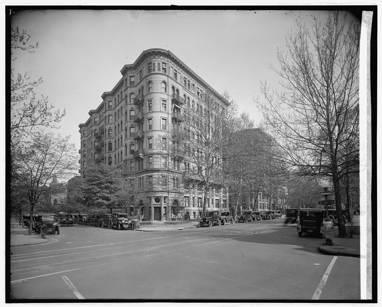 Stoneleigh Court, L St., N.W. [Washington, D.C.], [between 1910 and 1926] — historic photograph