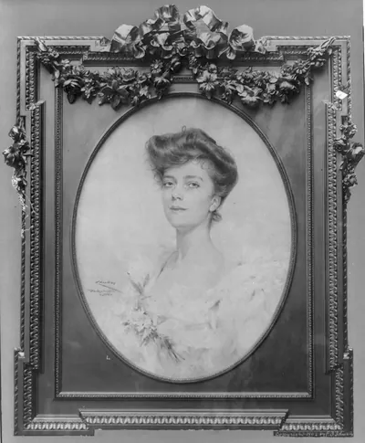 [Mrs. Alice (Roosevelt) Longworth, 1884-, bust portrait with frame]