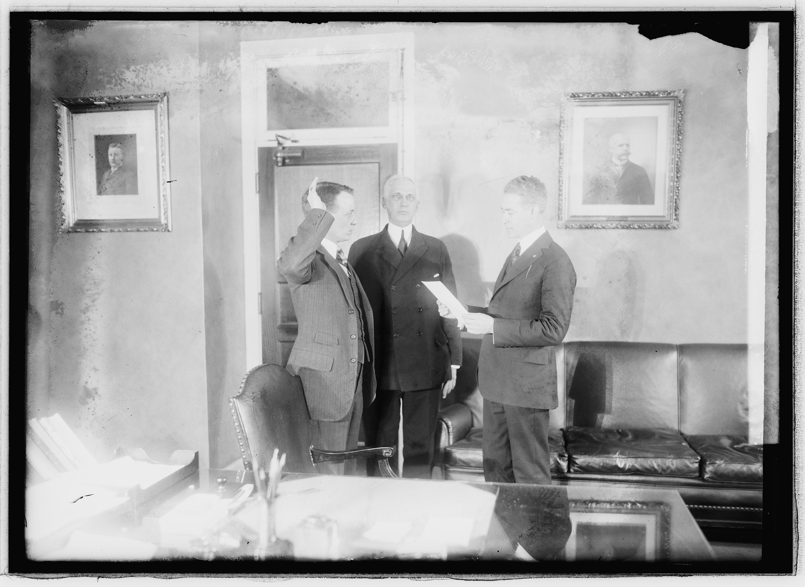 Theo. Roosevelt swearing in, [between 1921 and 1922] — historic photograph