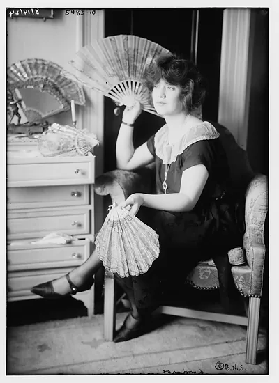 Larrmore (holding fans)