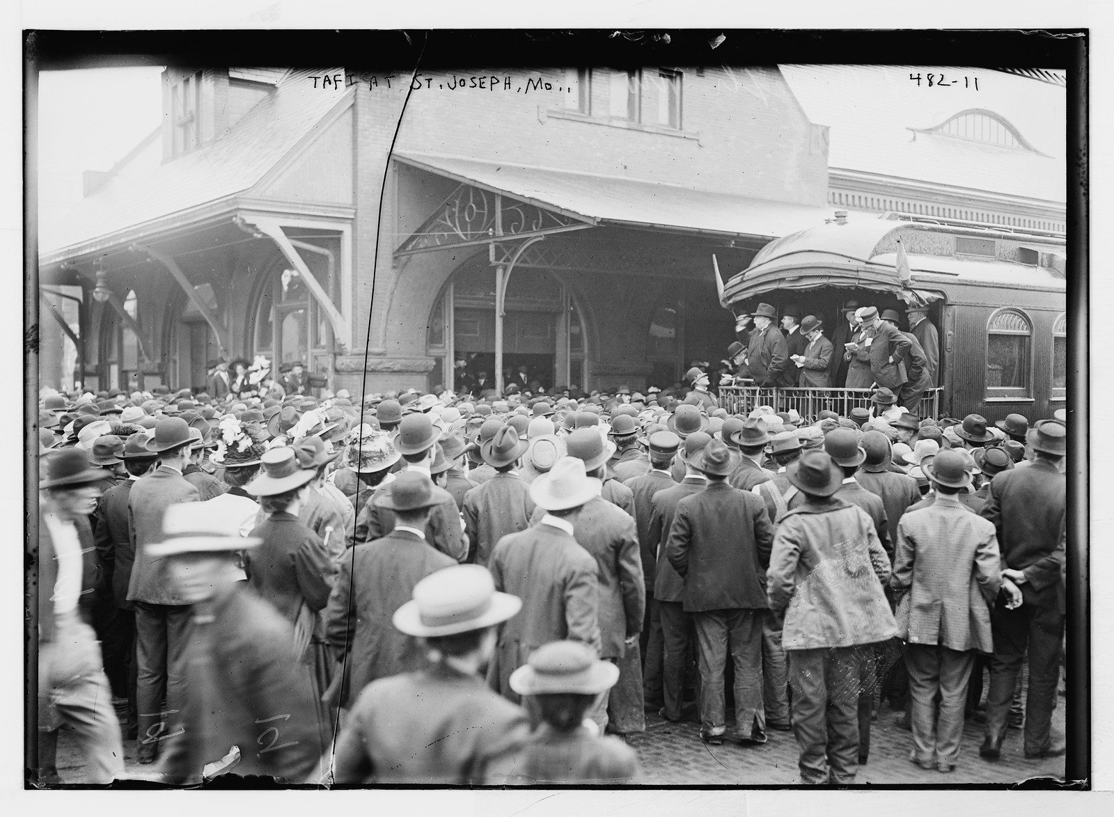 Taft campaign train, St. Joseph, MO., 1908 — historic photograph